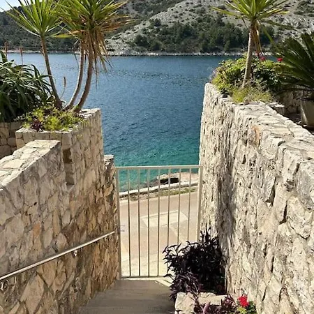 Seaview Shadow House