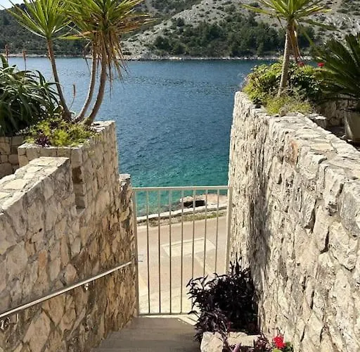 Seaview Shadow House